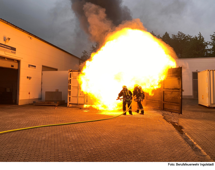 Feuerball schlägt aus Batterie-Container