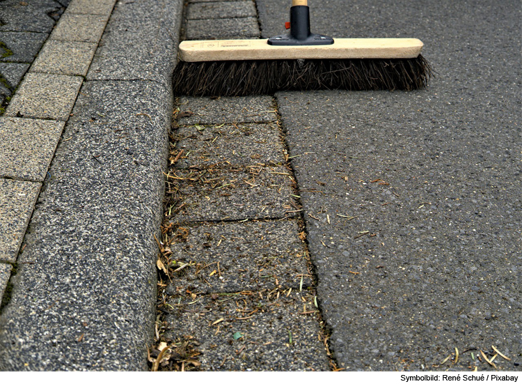 Schaden an Bordstein und Gartenzaun hinterlassen