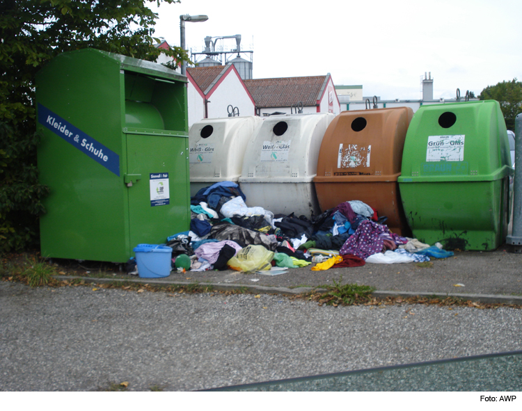 Übervolle Kleidercontainer