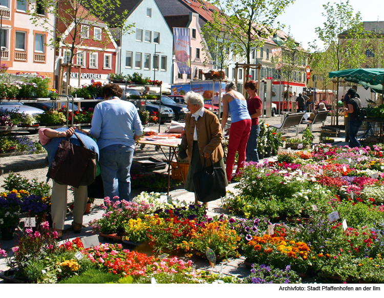 Wochenmarkt auf Volksfestplatz