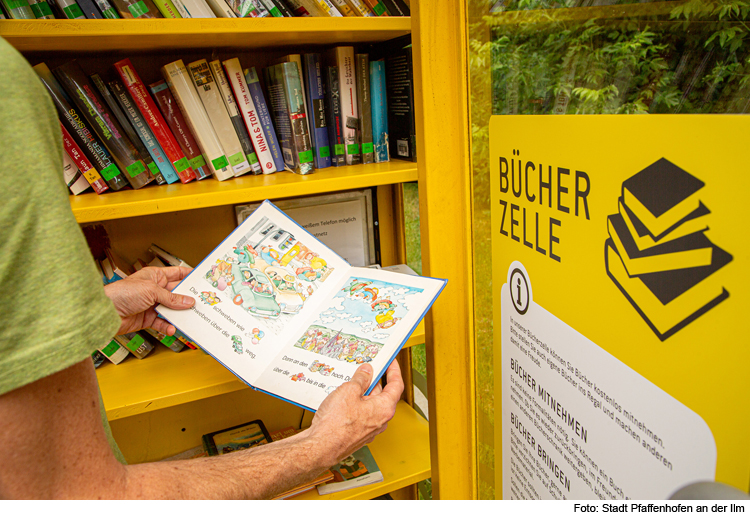 Öffentliche Bücherzelle im Freibad