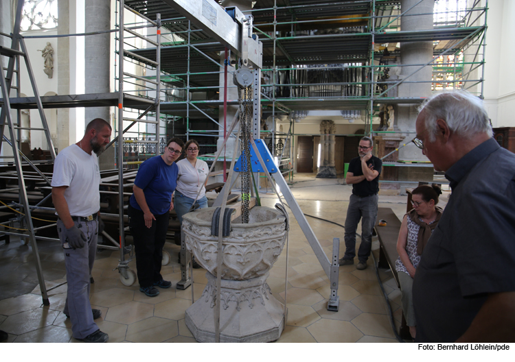 Taufstein im Eichstätter Dom am neuen Platz