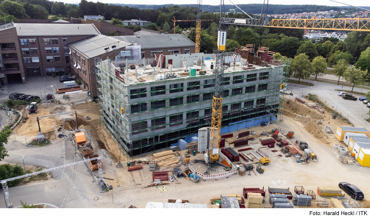 Kreisräte besichtigen Klinik-Baustelle