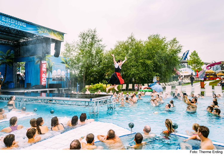 Dirndlflug-Contest in der Therme Erding