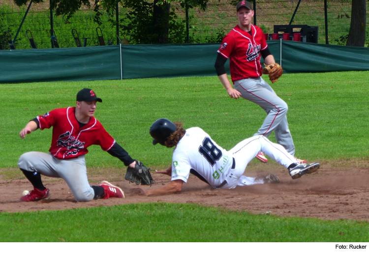 TV-Baseballer starten mit Sieg und Niederlage in die Play-Offs