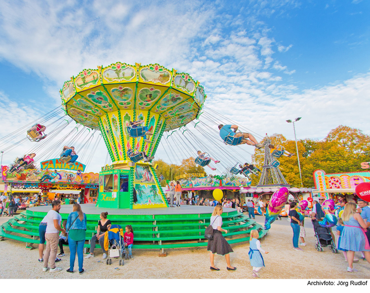 Volksfestvergnügen mit Fahrgeschäften und Schmankerl