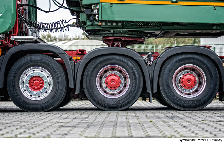 Lkw-Fahrer schläft auf Autobahn am Steuer ein