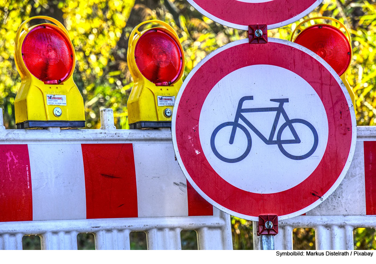 Straßensperrung wegen Fertighauserrichtung