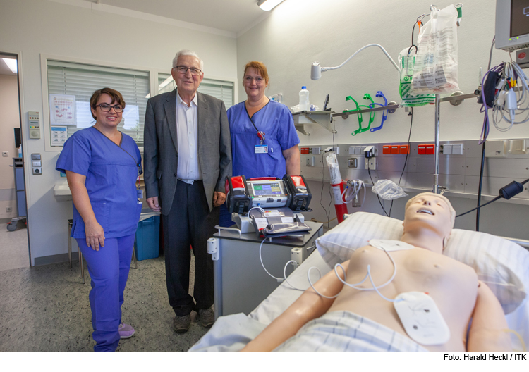 Neuen Defibrillator gespendet