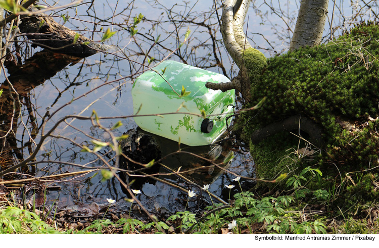 Altölkanister illegal in der Natur entsorgt