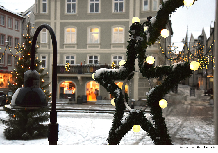 Weihnachtsbeleuchtung wird aufgebaut