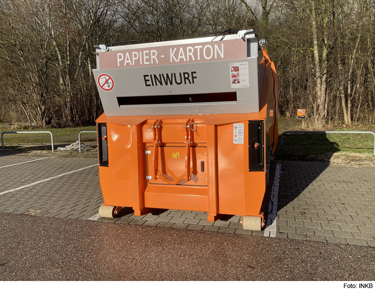 Papierpresscontainer auf dem Festplatz-Parkplatz