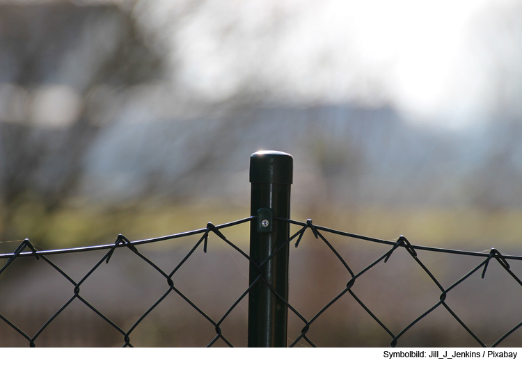 Zaunpfosten aus Verankerung gerissen