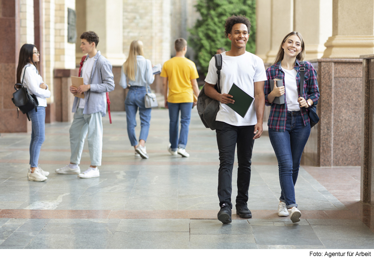 Gut geplant ins Studium – richtig und rechtzeitig bewerben