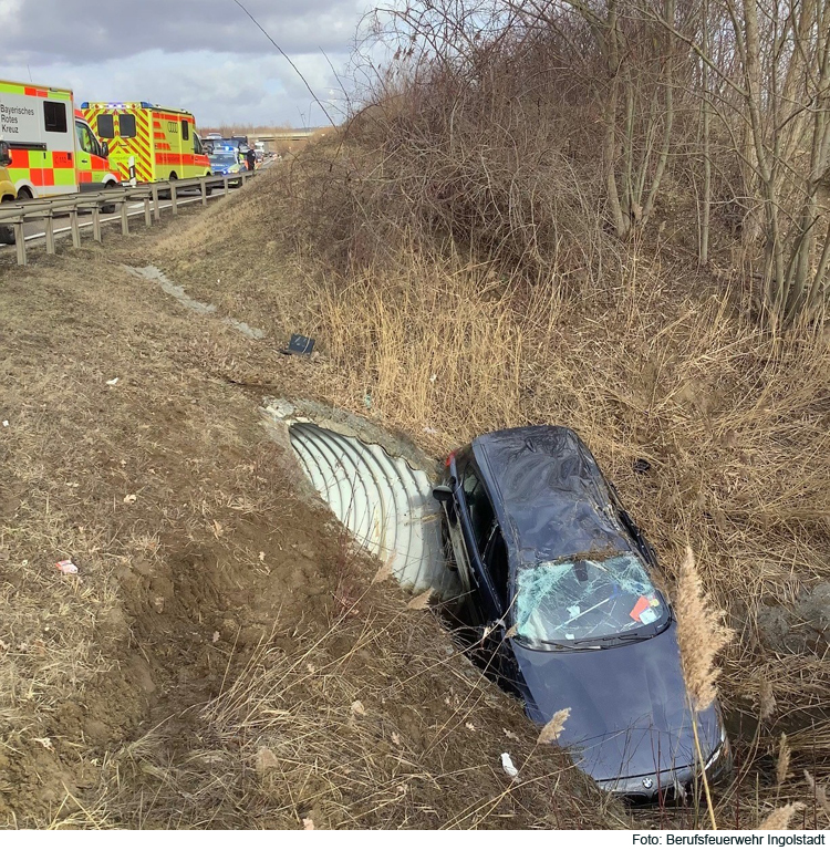 Auto überschlägt sich in Entwässerungskanal