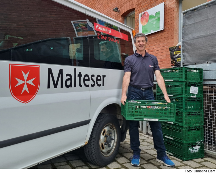 Malteser fahren für die Tafel Lebensmittel-Pakete aus 