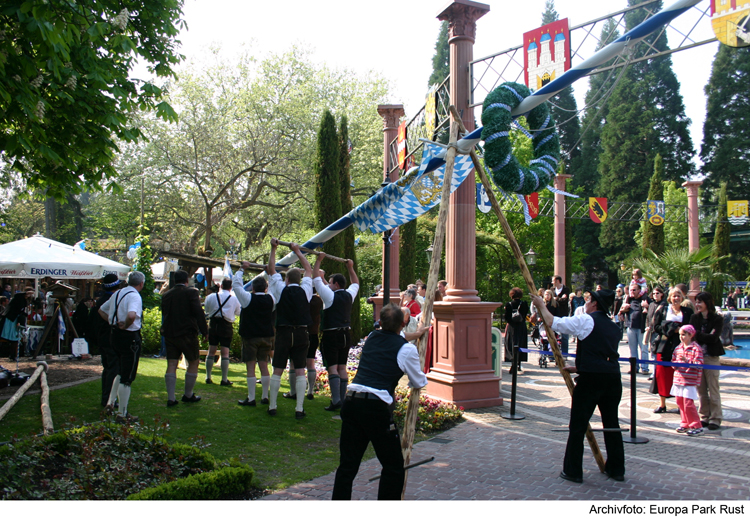 Traditionelles Maibaumstellen im Europa-Park