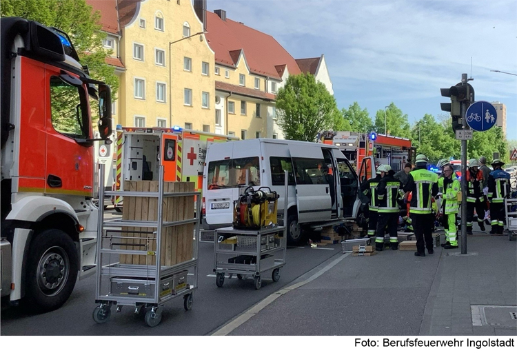 Radfahrer von Kleinbus eingeklemmt