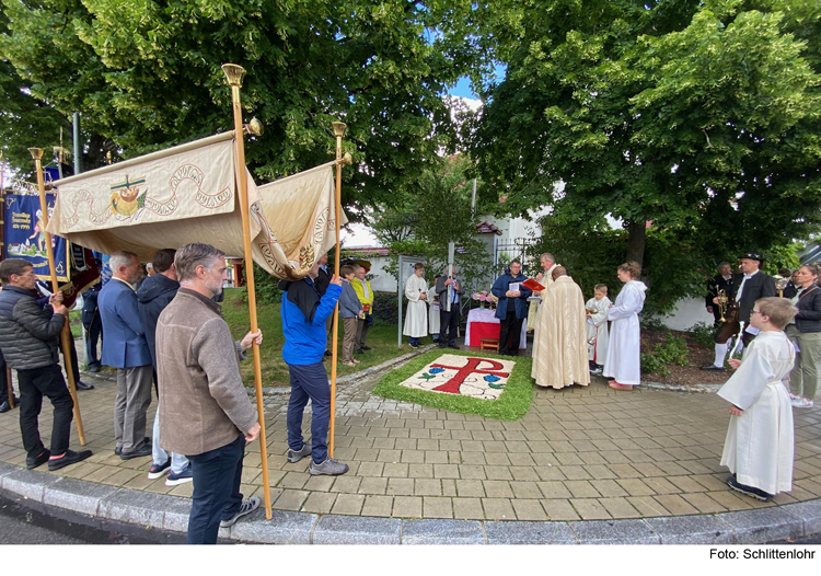 Gläubige trotzen dem Wetter: Fronleichnam in Oberhaunstadt