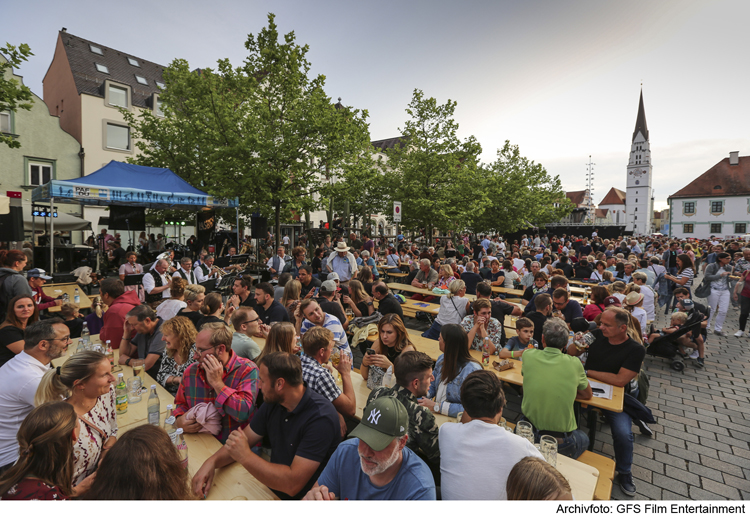 Klimaaktivisten kleben sich am Münchener Flughafen fest