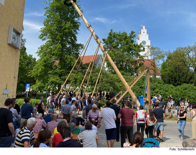 Haunstädter stellen Maibaum auf