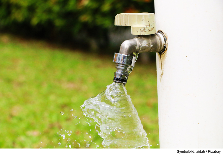 Unbekannter dreht Wasserhahn auf: Enormer Schaden im 5-stelligen Bereich