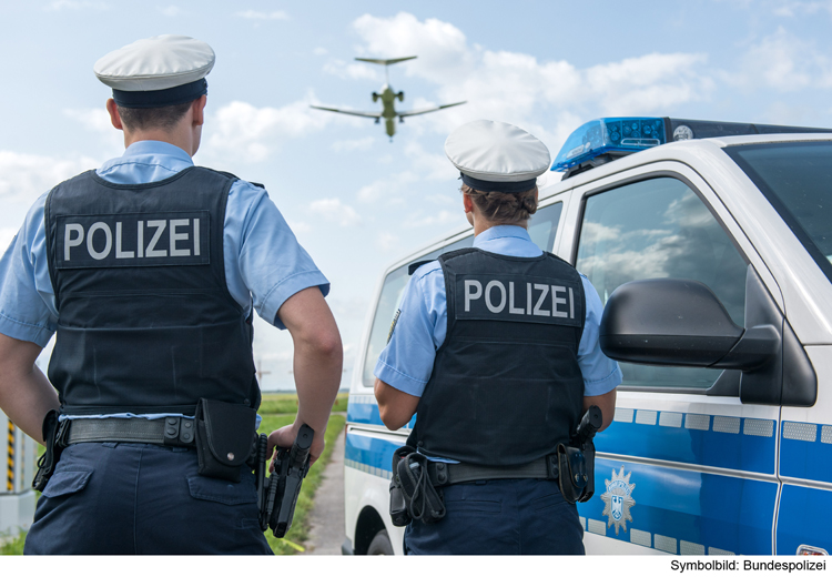 Liebestolles Paar über den Wolken – Flugbegleiter verständigen Polizei