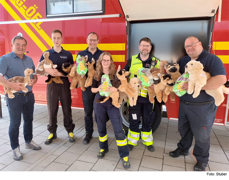 Hochwasserbetroffene Kinder erhalten Kuscheltiere