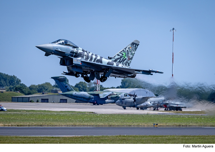 Neuburger Soldaten präsentieren Luftwaffe bei weltgrößter Airshow 