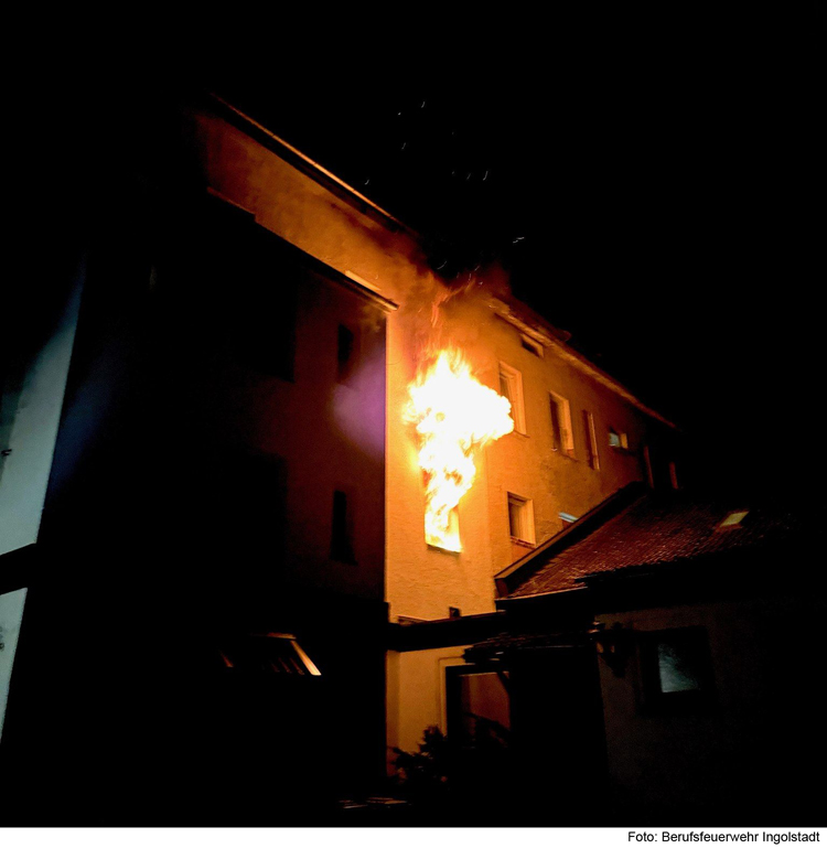 Feuerwehr rettet 9 Menschen aus brennendem Haus in Ingolstadt