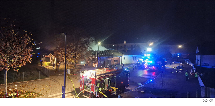 Völlig zerstört: Holzhütte steht in Flammen