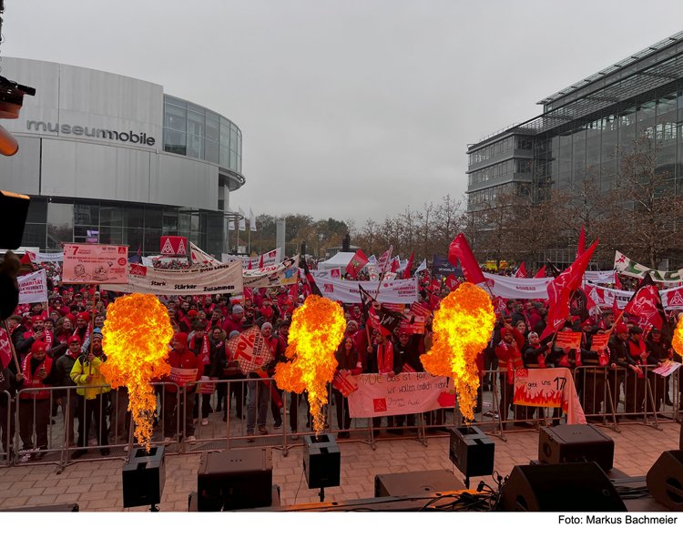 15.000 streiken auf der Piazza am Audi-Forum