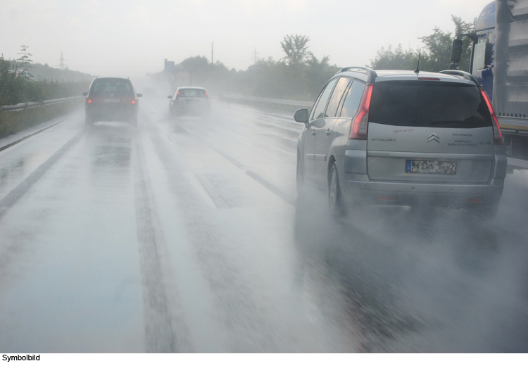 Aquaplaning-Unfall auf Autobahn