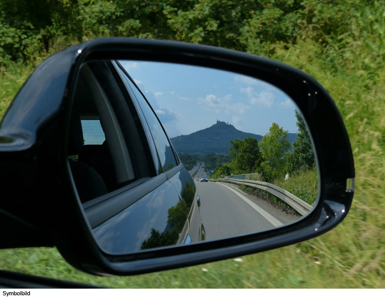 Spiegelstreifer auf der Staatsstraße