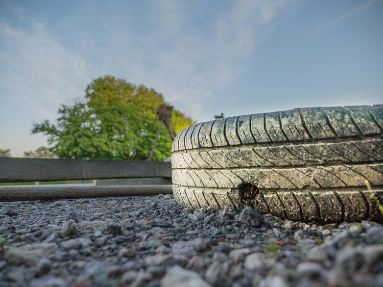 Autofahrer verliert nach Reifenplatzer Kontrolle und überschlägt sich