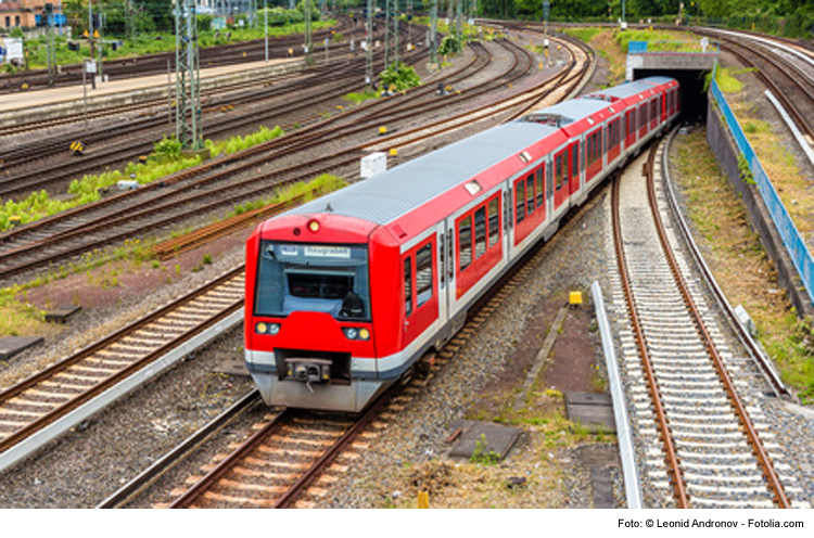 Regionalbahn mit Steinen beworfen