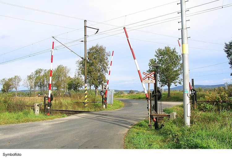 Fahrfänger brettert über Bahnübergang und kommt von Straße ab