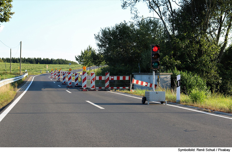 An Baustelle: Verkehr wird mit mobiler Ampel geregelt