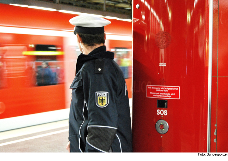 Mann stürzt in S-Bahn-Gleis