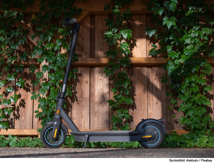 Schwarzfahrer haben gestohlenen E-Scooter dabei