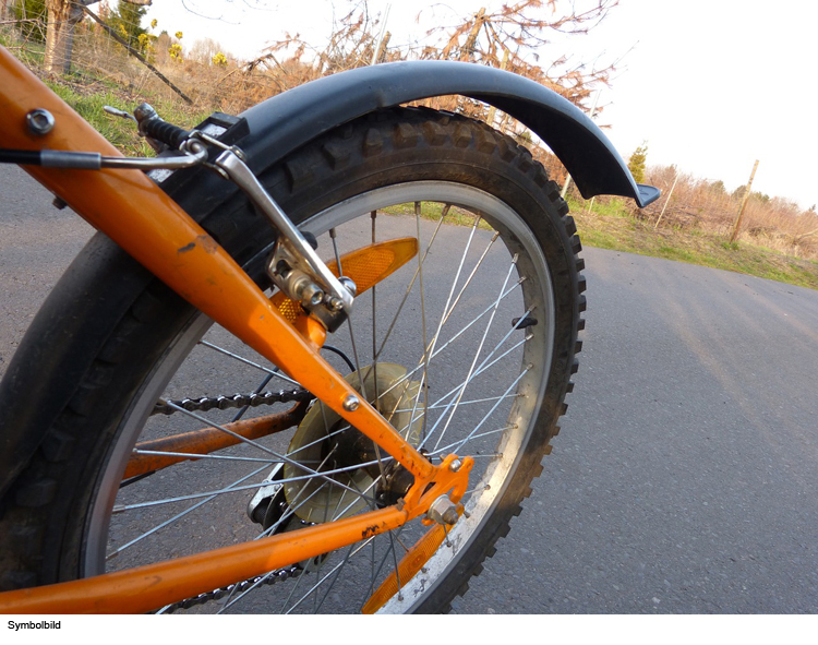 Kinderfahrrad wartet auf Eigentümer