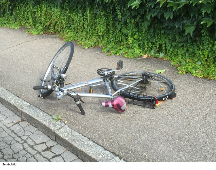 Radler stoßen auf Gehweg zusammen