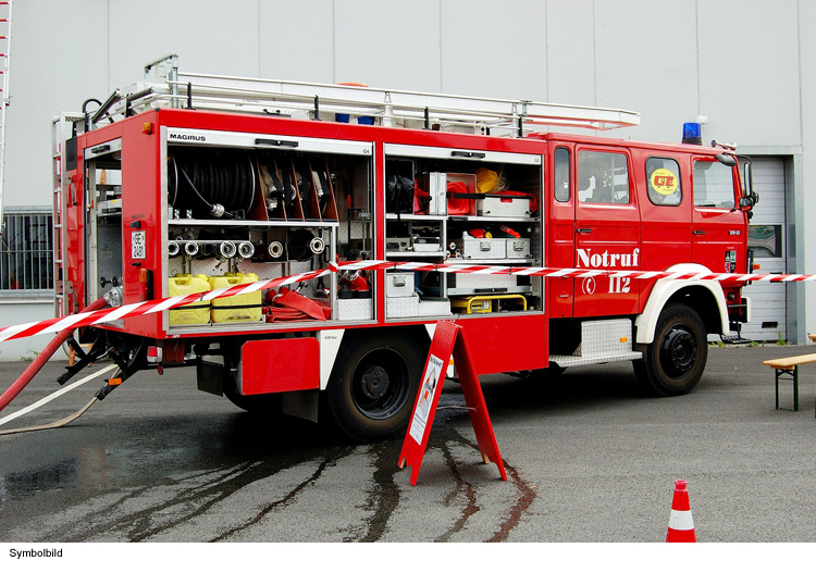 Autofahrer macht hupend auf Feuer aufmerksam