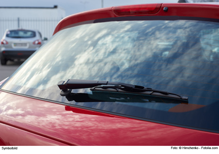 Heckscheibe von Auto eingeschlagen