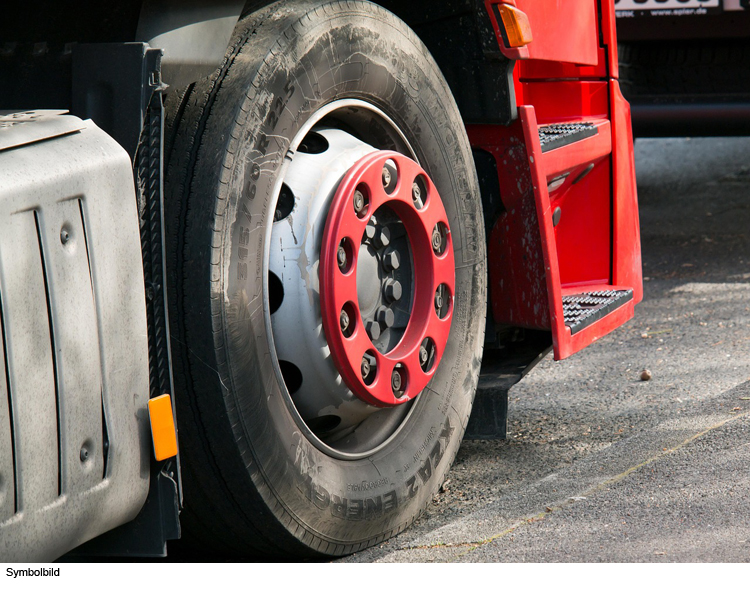 Lastwagen landet im Straßengraben