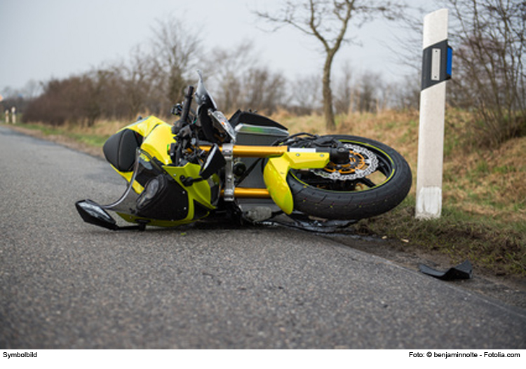 Biker kollidiert mit einem Reh