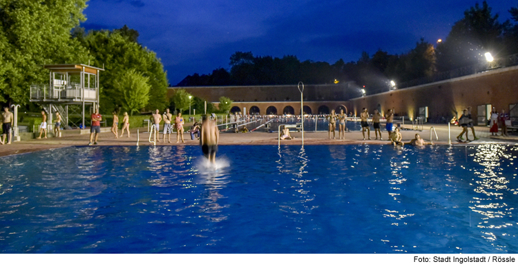 Nachtschwimmen im Freibad