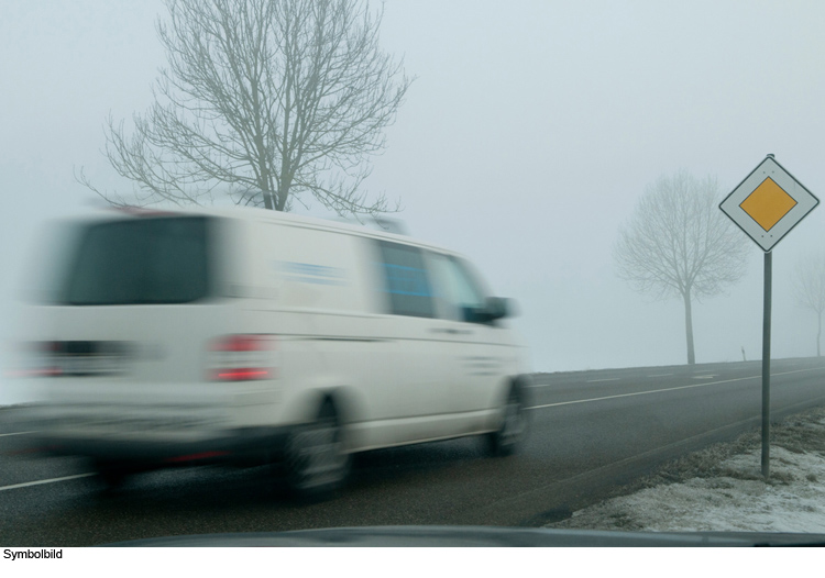 Kurve bei Nebel übersehen