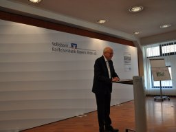 Fotos der Spendenübergabe der Volksbank-Raiffeisenbank Bayern Mitte eG