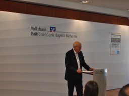 Fotos der Spendenübergabe der Volksbank-Raiffeisenbank Bayern Mitte eG